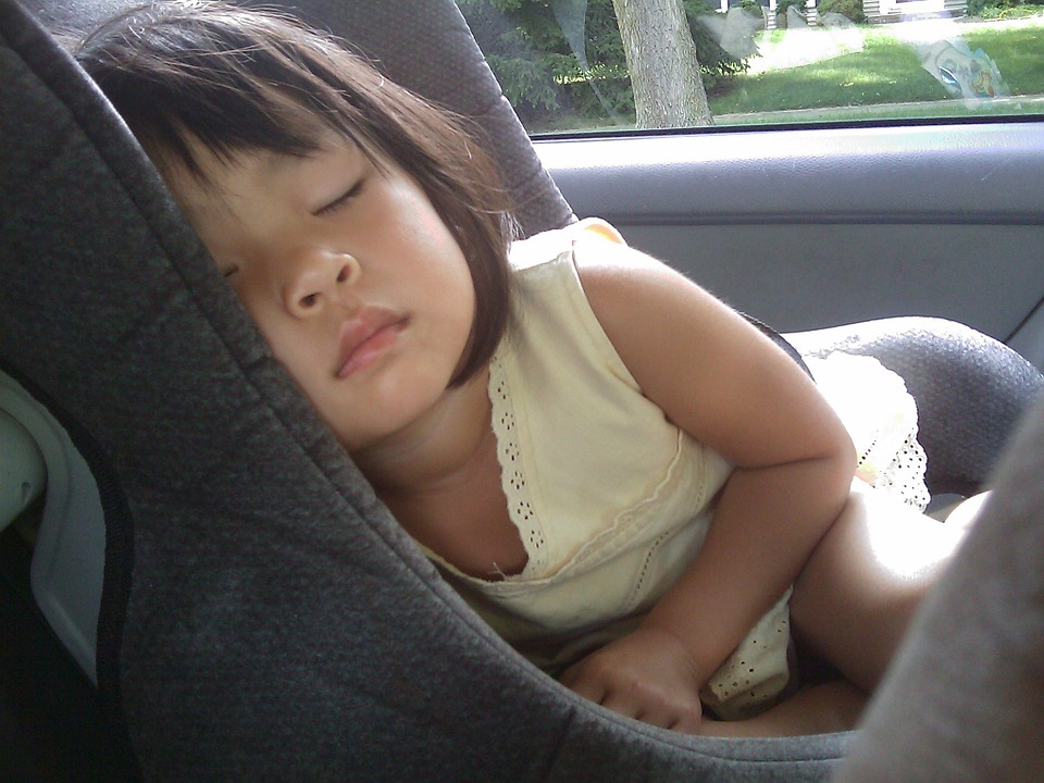 dítě spí v sedačce