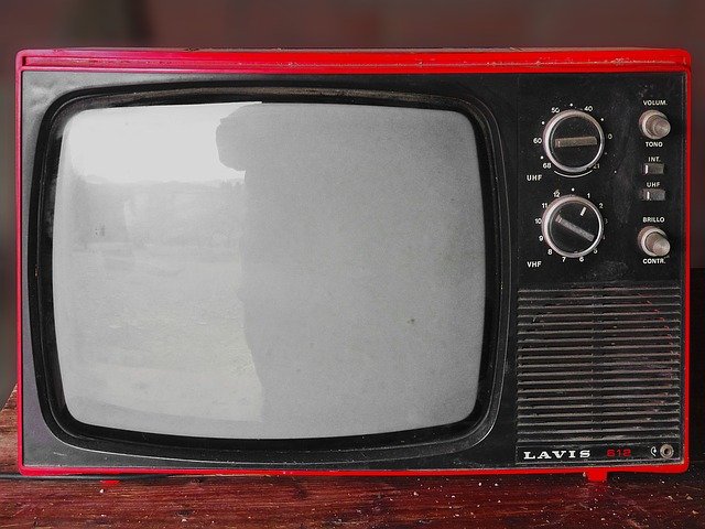 červený televizor.jpg
