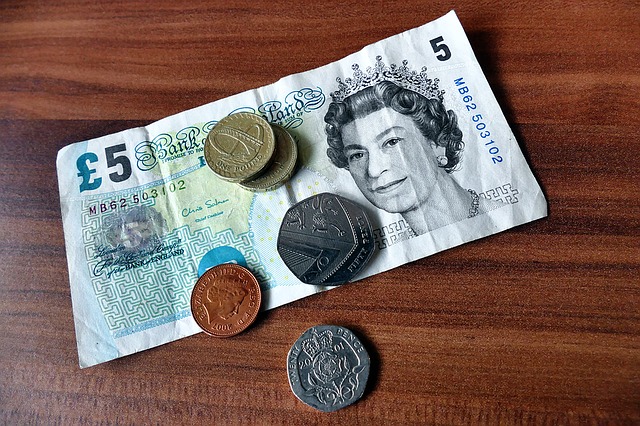 bankovka s královnou a mince