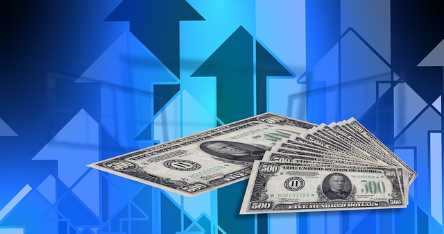 finanční růst – bankovky na modrém pozadí.jpg